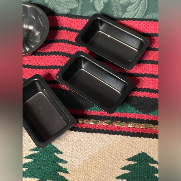 Mini cake pans! In great condition!!  6 total - Picture 3 of 4